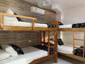 Habitación compartida con 3 literas. en Cabaña Coveñitas 5, en Coveñas