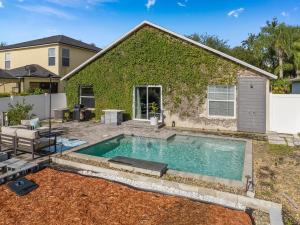een zwembad voor een huis bij Treehouse in Orlando