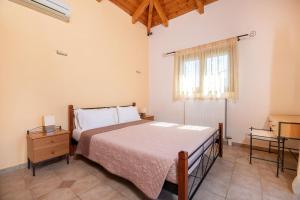 Postel nebo postele na pokoji v ubytování Olive Tree Villas
