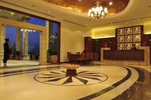 een lobby met een tafel en een eetkamer bij Cambay Resort, Udaipur in Udaipur