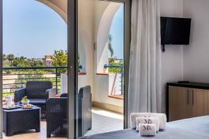 Zimmer mit einem Balkon mit einem Bett und Aussicht in der Unterkunft Marricriu Camere Avola in Avola