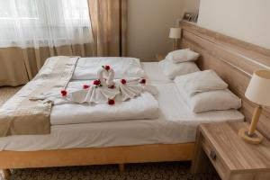 Posteľ alebo postele v izbe v ubytovaní Hotel Cesarskie Ogrody