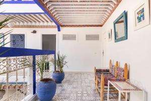 Una sala de estar con dos sillas y una mesa. en Riad Hôtel Essaouira, en Marrakech