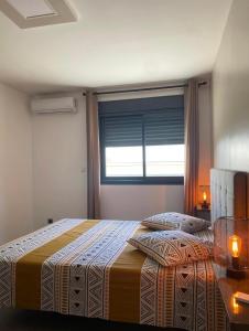Un dormitorio con una cama grande y una ventana en Villa Cap Méchant piscine chauffée avril à octobre, en Saint-Joseph