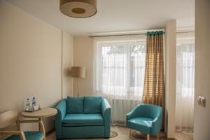 a room with two chairs and a table and a window at Hotel Cesarskie Ogrody in Świnoujście