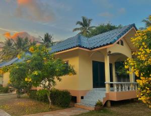 mały dom z niebieskim dachem w obiekcie Thungwua laen resort 