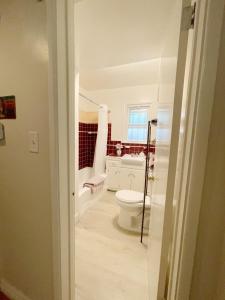 Bathroom sa Comfy & Cozy in LA Inglewood 5miles to LAX 4 minuts to Sofi stadium