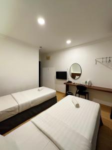 Llit o llits en una habitació de Gemilang Hotel