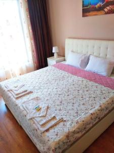 una camera da letto con un letto e asciugamani di Home Relax Varna a Varna