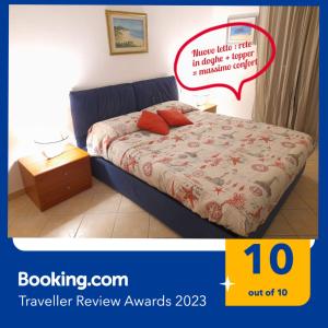 a hotel room with a bed with at Casa Corallo Muravera Appartamento Centralissimo due camere letto cucina e soggiorno nuovo letto matrimoniale e singoli Aria condizionata Parcheggio interno Coperto ideale x 2 o 3 moto in Muravera