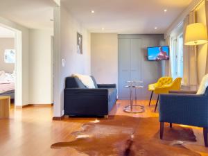 - un salon avec deux chaises et une télévision dans l'établissement Hotel Rothaus Luzern & Peruvian Culinary Art, à Lucerne