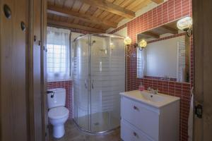 Koupelna v ubytování casa rural La picotina + 30 fotografií