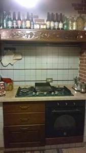 uma cozinha com um fogão e uma bancada em 1 ecological room near Venice airport - em Mogliano Veneto