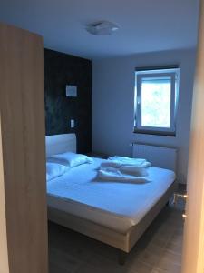 Un dormitorio con una cama con luces azules. en Apartments Barbara, en Poreč
