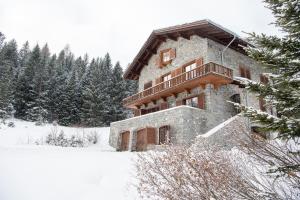 un edificio nella neve con gli alberi di Residence for 12 persons Chalet Crestas-Lenzerheide a Lenzerheide