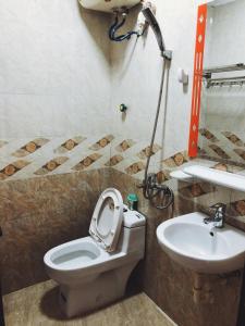 a bathroom with a toilet and a sink at Đức Tuân 2 Motel in Hai Phong