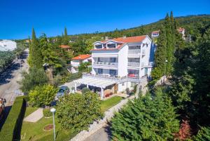 Fotografia z galérie ubytovania Apartments in Selce 39322 v destinácii Selce