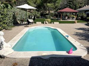 una pequeña piscina con un juguete rosa. en Villa Òdena, en Òdena
