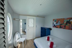 - une chambre avec un lit et une peinture murale dans l'établissement Aqualodge, Les Saintes, Terre de Haut, à Terre-de-Haut