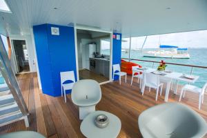 een kamer met een tafel en stoelen op een boot bij Aqualodge, Les Saintes, Terre de Haut in Terre-de-Haut
