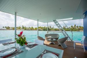 uma vista da parte de trás de um barco na água em Aqualodge, Les Saintes, Terre de Haut em Terre-de-Haut