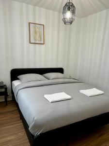 a bedroom with a bed with two towels on it at Appartements Rue des Jardins in Perpignan