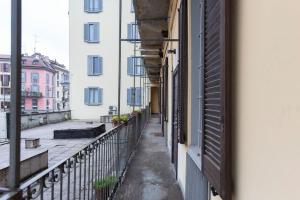 une allée vide entre deux bâtiments dans une rue urbaine dans l'établissement My Charming Apartments in Centro Città-San Lorenzo Suite, à Milan