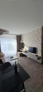een woonkamer met een bank en een tafel bij Bel Mare apartament prywatny Milamare Parking gratis in Międzyzdroje