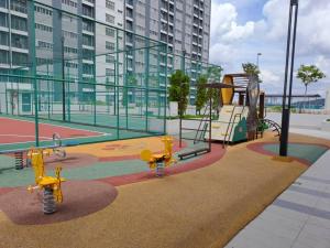 een park met een speeltuin met een schommel bij İmpiana Homestay near PUTRAJAYA, CYBERJAYA, Musliem Only,WIFI,Netflix in Kampung Dengkil