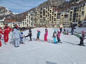 - un groupe d'enfants à skis dans la neige d'un complexe dans l'établissement Front de Neige Isola 2000, à Isola 2000