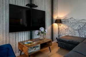 Televízia a/alebo spoločenská miestnosť v ubytovaní InPoint Drive Inn - Stay&Park Free