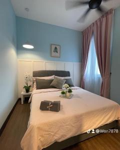 1 dormitorio con 1 cama grande y ventilador de techo en Nabiha Suites Bandar Baru Bangi en Bangi