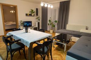 sala de estar con mesa azul y sillas en Grand Lux Apartmani Pale, en Pale
