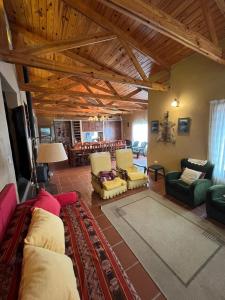sala de estar con sofás, sillas y mesa en Casa de Montaña en La Angostura