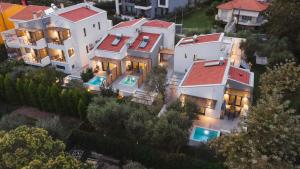 een luchtzicht op een huis met lichten aan bij Octo Villas Complex in Iraklitsa