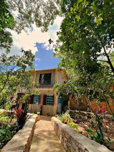 Casa Lipe & Rafa Linda casa com árvores外面的花园