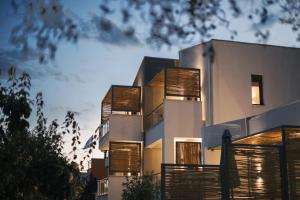 een gevel van een wit gebouw met ramen bij Octo Villas Complex in Iraklitsa