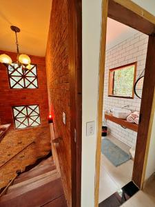 Casa Lipe & Rafa Linda casa com árvores客房内的一张或多张床位