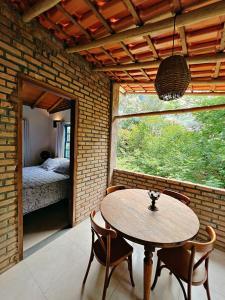 Postel nebo postele na pokoji v ubytování Casa Lipe & Rafa Linda casa com árvores
