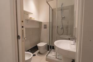 ein Bad mit einem Waschbecken, einer Dusche und einem WC in der Unterkunft Aureliana Apartments in Rom