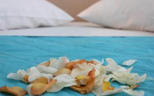 stos jedzenia na łóżku w obiekcie G92 City Hotel w mieście Rodos