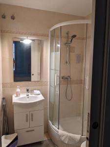 y baño con ducha y lavamanos. en Hostal del Palau, en Barcelona