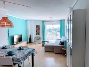 sala de estar con mesa y sofá en Appartement Cala Merced El Campello, en El Campello