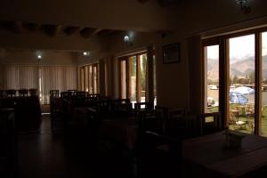 Nespecifikovaný výhled na hory nebo výhled na hory při pohledu z hotelu