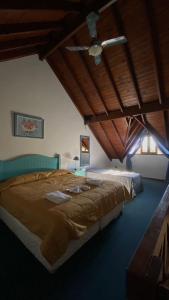 1 dormitorio con 1 cama grande y techo en Le Marche Apart Hotel en Merlo