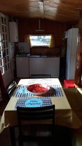 einen Tisch in einer Küche mit einer Schale Obst darauf in der Unterkunft Cabane randonneur au camping in Camurac