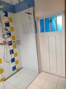 baño con ducha y puerta blanca en Schlaf mal im Denkmal en Birstein