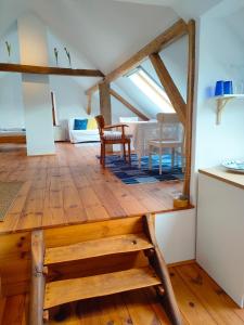 Habitación con mesa de madera en una habitación en Schlaf mal im Denkmal, en Birstein