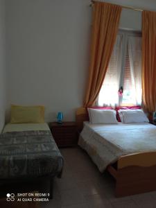 - une chambre avec 2 lits et une fenêtre dans l'établissement Fiera Otto, à Bologne