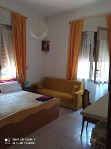 - un salon avec un lit et un canapé dans l'établissement Fiera Otto, à Bologne